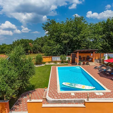 Holiday home 4 Bedroom Stunning In Skicini *