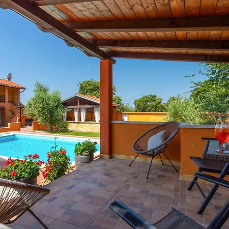 4 Bedroom Stunning In Skicini Holiday home Jursici