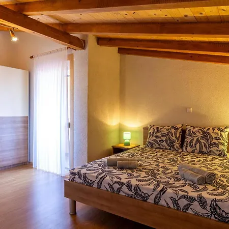Holiday home 4 Bedroom Stunning In Skicini Jursici