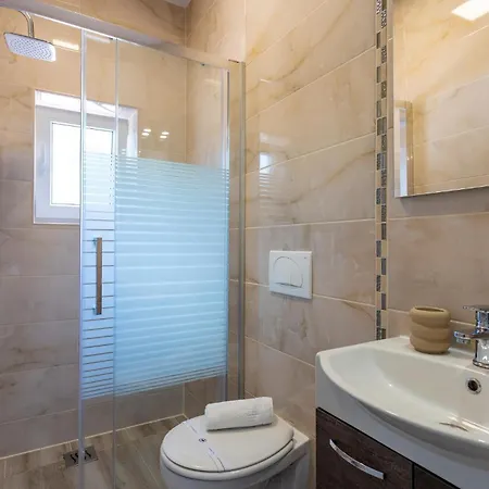 4 Bedroom Stunning In Skicini