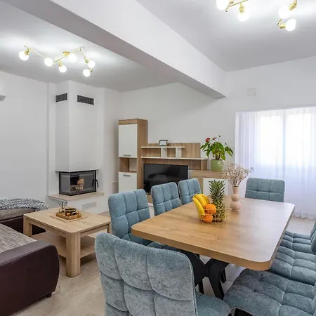 4 Bedroom Stunning In Skicini Holiday home
