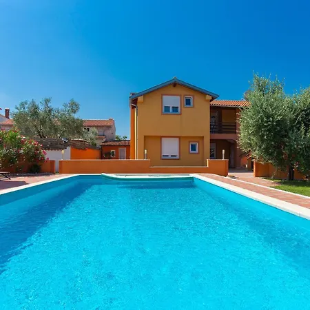 Holiday home 4 Bedroom Stunning In Skicini *