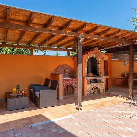 Holiday home 4 Bedroom Stunning In Skicini Jursici