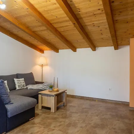 Holiday home 4 Bedroom Stunning In Skicini *