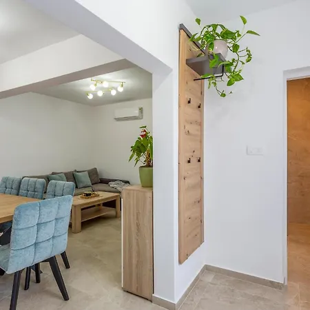 4 Bedroom Stunning In Skicini Holiday home Jursici