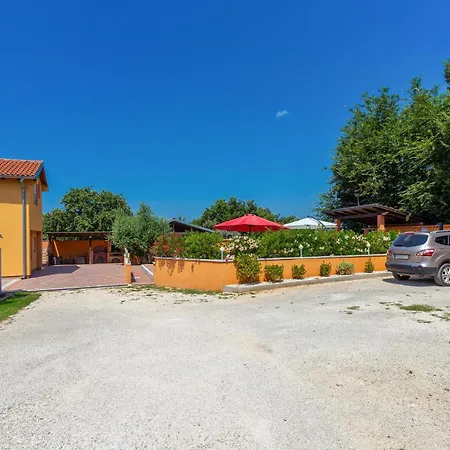 Holiday home 4 Bedroom Stunning In Skicini *