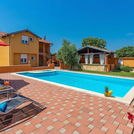 Holiday home 4 Bedroom Stunning In Skicini *