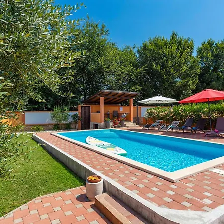 4 Bedroom Stunning In Skicini Holiday home