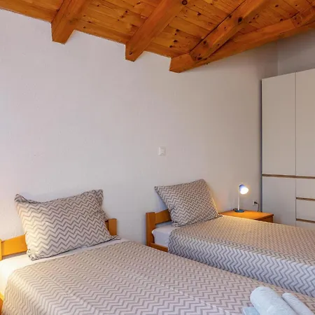 Holiday home 4 Bedroom Stunning In Skicini