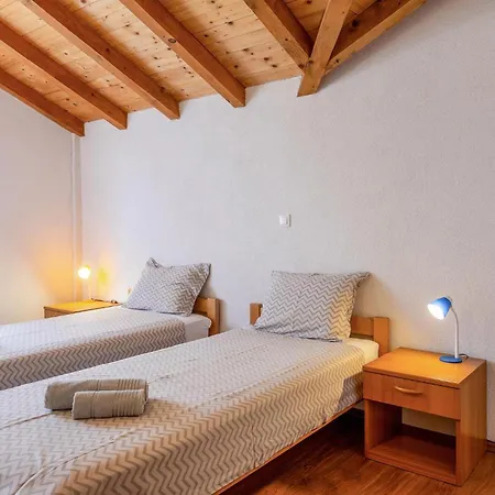 4 Bedroom Stunning In Skicini Holiday home Jursici
