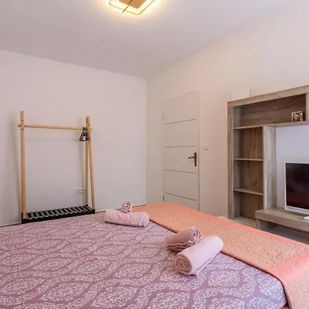 Holiday home 4 Bedroom Stunning In Skicini Jursici